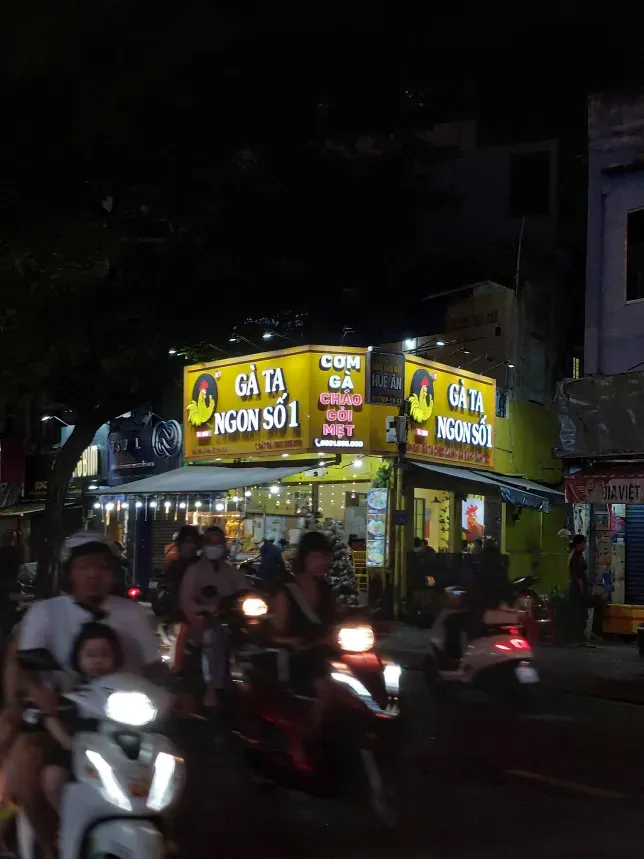 Gà Ta Ngon Số 1 restaurant at night